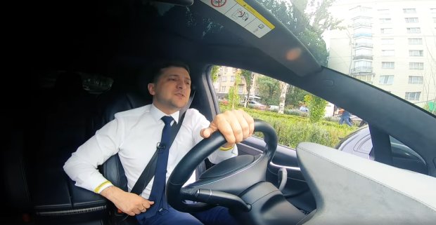 Зеленский за рулем Tesla срочно обратился к украинцам: "Я не могу..."