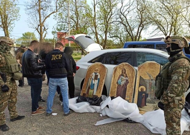 Преступники-безбожники врывались в церкви и воровали иконы по всей Украине, копы поймали их вместе с доказательствами