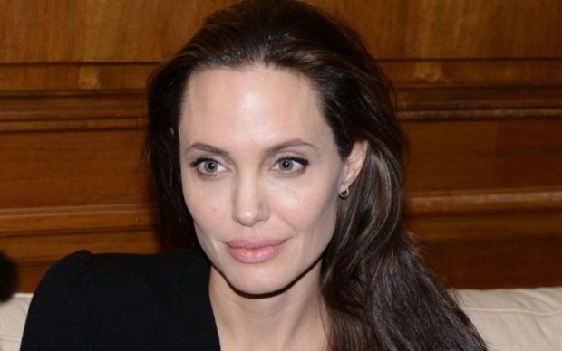 Сходит с ума: Анджелину Джоли срочно госпитализировали