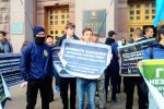 Поліція жорстко в'яже активістів у Київраді: відео затримання