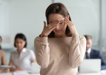 Чому у вас темніє в очах під час вставання і коли слід терміново бігти до лікаря