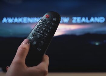 Перегляд телевізора. Фото: скрін youtube