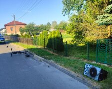 Підліток на електросамокаті з музичною колонкою, ілюстративне фото