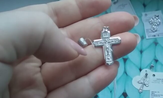 Натільний хрестик, кадр з відео