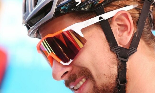 Пес не виноват: видео, как велогонщик едва не сбил собаку