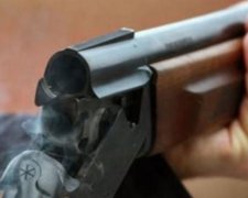 Чоловік з рушниці поранив підлітка за гру петардами