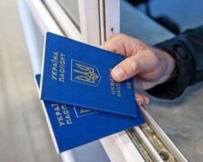 Паспорт та квитки на тлі карти світу