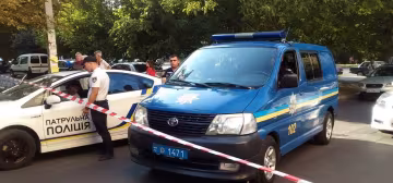 Неадекват влаштував одеситам "душ" із сміття, "це весело": дикі кадри