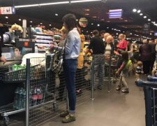 Украинцы откопали в АТБ уникальную "зеленую" сметану и чуть не отравились
