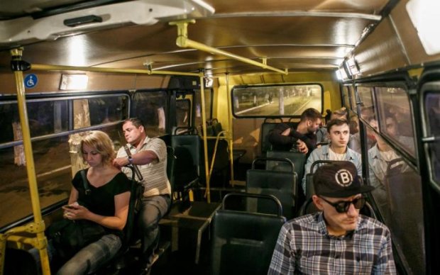 Угрожал и лез под юбку: киевляне молча наблюдали за маньяком в автобусе