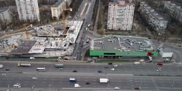 У Києві ТЦ "віджав" шматок дороги у водіїв - "Не помітили"