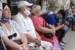 Харківські пенсіонери "начхали" на маски в метро, а молодь приємно здивувала