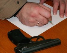 В Николаеве пассажир играл оружием в маршрутке