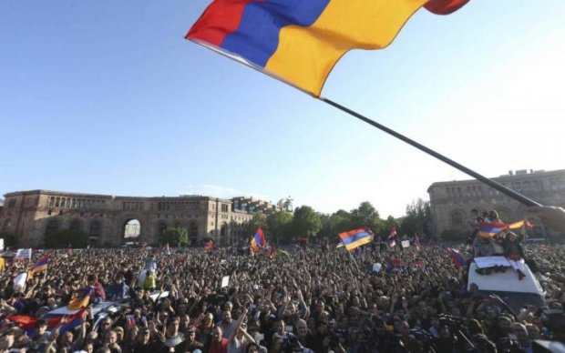 К массовым протестам в Армении присоединился всемирно известный музыкант