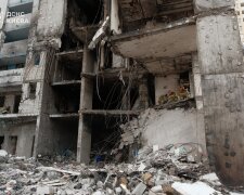 Последствия ракетного обстрела Киева: разрушенная многоэтажка