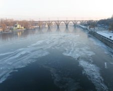 В Киеве мужчина упал в ледяной Днепр, но на помощь пришла прекрасная женщина-водолаз: видео спасения