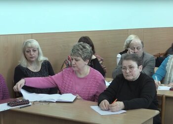 Вчителі на педраді Фото: youtube
