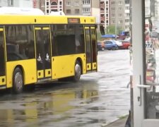 Днепрянка выпала из автобуса, а водитель даже не остановился: "Некогда"