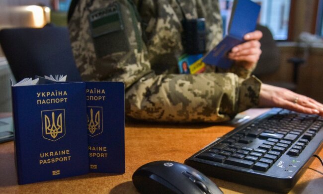 Прикордонники перевіряють документи