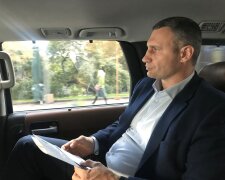 Кличко проти мух: мер Києва спробував виправдатися за "шкляний" міст, нічого не бачив і не чув