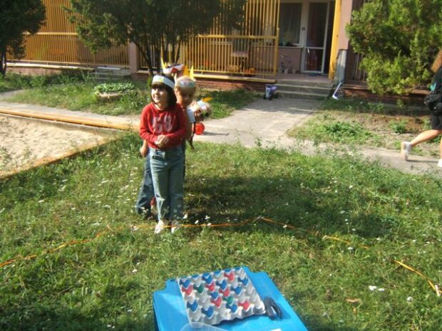 Дитячі ігри на свіжому повітрі, фото з відкритих джерел