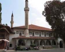 Криворукие реставраторы изуродовали уникальный дворец в Крыму: видеодоказательство