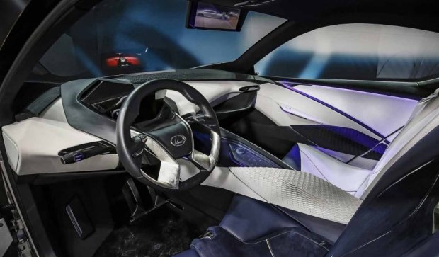 Lexus  стане першим автомобілем з голограмним табло 