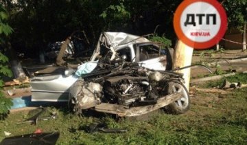 В Виннице BMW разорвало о дерево, есть жертвы