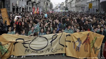 Тисячі демонстрантів повстали проти уряду в супроводі діджеїв