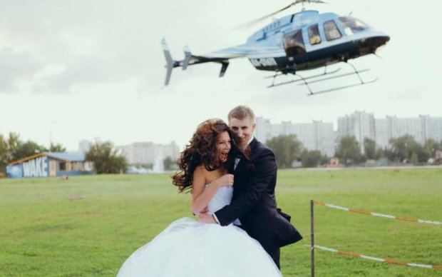 Хотела эффектной свадьбы: вертолет с невестой упал и загорелся 