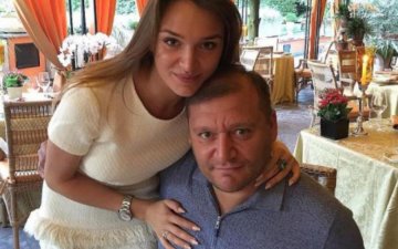 Тато дозволив: заміжня донька Добкіна похизувалася тілом