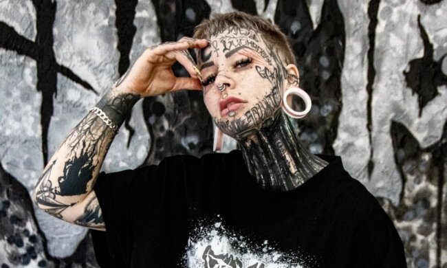 Жінка повністю вкрилася татуюваннями після того, як у дитинстві їй відрізали ногу: "Якщо в мене колись..."