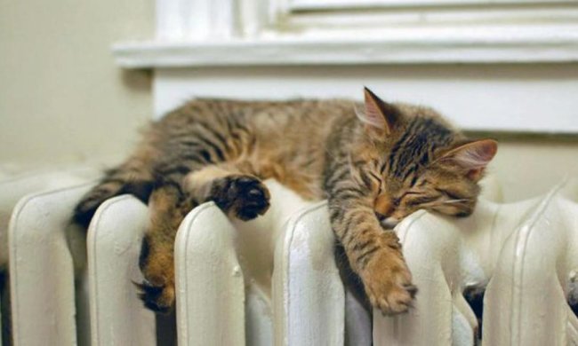 Кому у Києві почали давати тепло