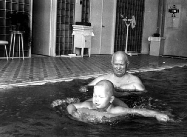 Никита Хрущев с сыном Сергеем, фото из свободных источников