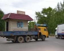 Не церемонясь: в России вместе с киоском демонтировали продавщицу
