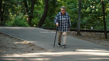 Пенсіонери з дитиною на вулиці