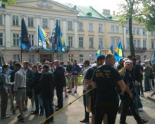 Националисты пришли под Львовский облсовет требовать амнистии