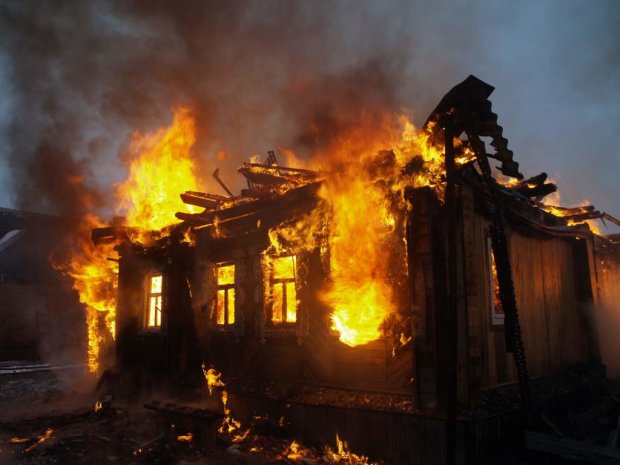 В ужасном пожаре на Днепропетровщине заживо сгорел человек