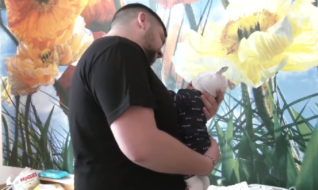 Помощь на ребенка. Фото: скрин youtube