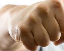 Полтавчанин побив голову комісії за відсутність дружини у списках