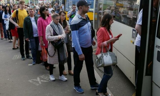 Українці тікають до Європи від "реформ": гнітючі цифри