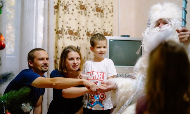 Онкохворому хлопчикові подарували Новий Рік: Facebook Таблеточки