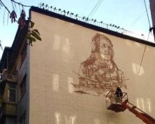 В Киеве на Печерске рисуют еще один "женский" мурал (фото)