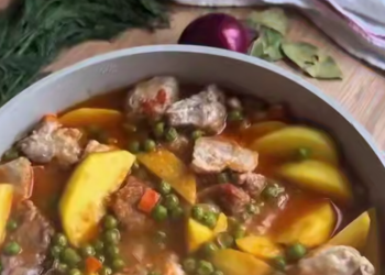 Тушкована свинина з картоплею та горошком, кадр з відео