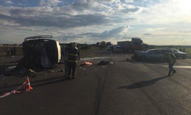 Фура знесла переповнену маршрутку, швидкі забирають пасажирів
