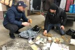 Українського дипломата затримали на кордоні. ДБР