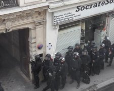 В Париже вооруженный мужчина захватил заложников, есть пострадавшие