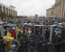 Мітинг в Москві набирає обертів, Данило Поперечний жорстко звернувся до влади: "Досить нас залякувати!"