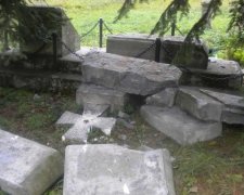Правые Польши массово уничтожают украинские памятники