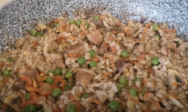 Перловка с мясом, грибами и овощами: простой и быстрый рецепт